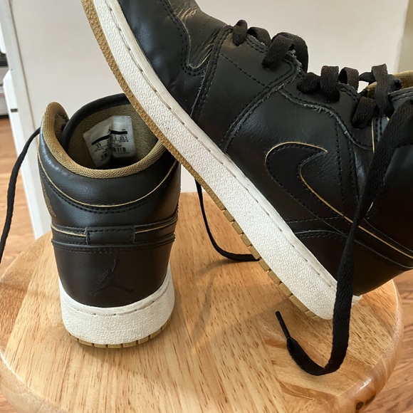 Vintage Air Jordan Retro 1 Black and gold.
Excellent condition  size 5 - Picture 5 of 10